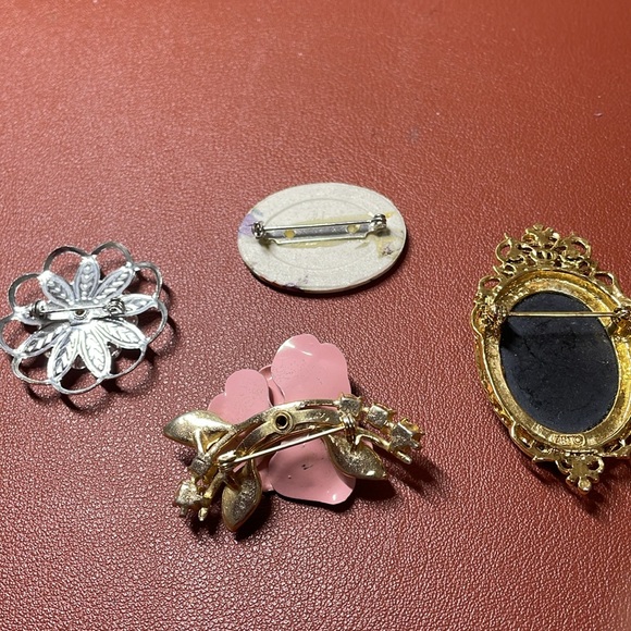 Collection of Four vintage pins. - Picture 6 of 6
